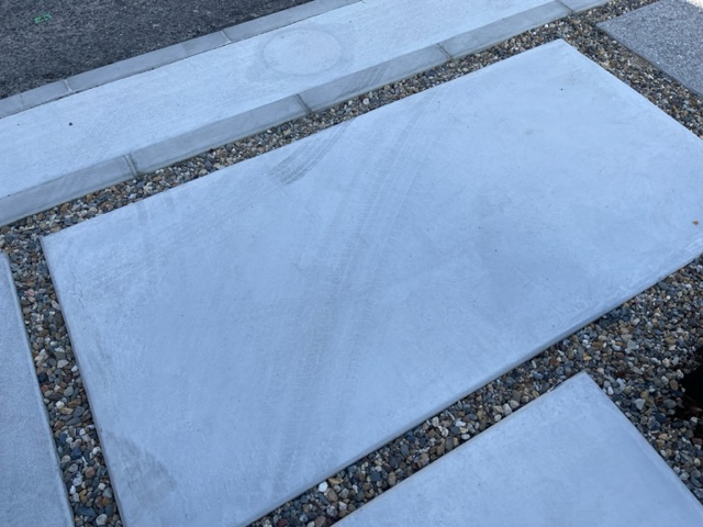 駐車場コンクリートのタイヤ痕を落とす方法