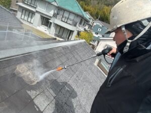カバー工事前の屋根高圧洗浄