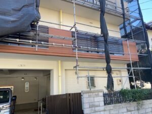 仕上がりを確認するためにシートをめくっている