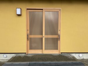 玄関ドアリアテックシート張り補修