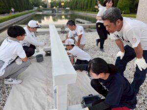 平和公園の鳥居を塗装する子供たち