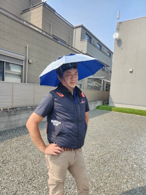 被る傘　熱中症対策