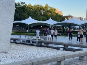 平和記念公園慰霊碑塗装ボランティア