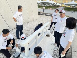 慰霊碑の柵を塗装する塗魂ペインターズ