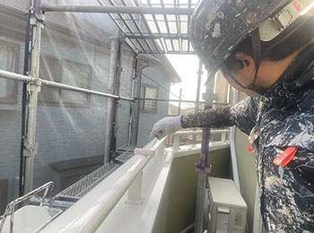 手摺りの上塗り