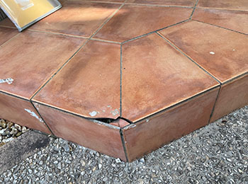 玄関タイルの割れ