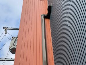 未塗装のスリムダクトが変形した画像