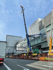 広島駅に巨大レッカー