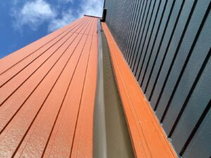 未塗装のスリムダクトが湾曲した画像